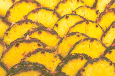 Ananas sulu sarı dilimler arka planda. Üst görünüm.
