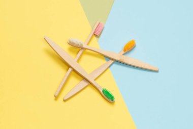 Mavi arka planda bambu diş fırçası. Üst görünüm. 