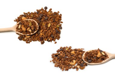 Tahta kaşıkta fındıklı çikolatalı tahıl gevreği. Beyaz arka planda izole edilmiş.