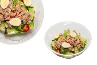 Taze ton balığı salatası, marul, cucomber, kiraz ve plastik kabın içinde yumurta. Üst görünüm. 