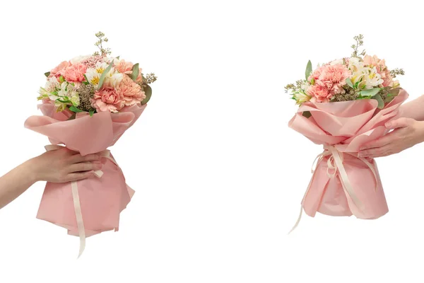 Boeket Zachte Roze Bloemen Roze Inpakpapier Vrouwenhanden Geïsoleerd Witte Achtergrond — Stockfoto