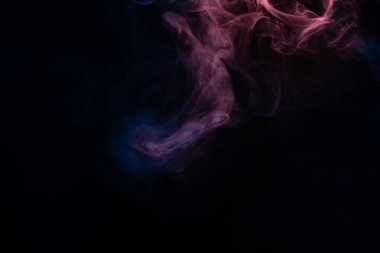 Siyah arka planda mavi ve pembe buhar. Boşluğu kopyala.