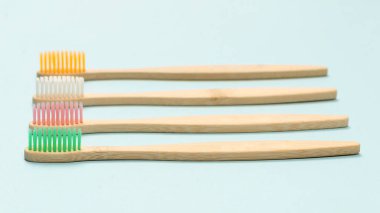 Mavi arka planda bambu diş fırçası. Üst görünüm. 