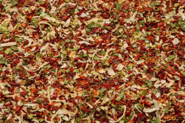 Çorba çeşnisi, kurutulmuş sebze dilimleri arka plan. Üst görünüm. 