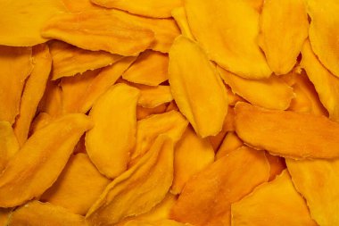 Arkaplan olarak kuru mango dilimleri. Üst görünüm. 