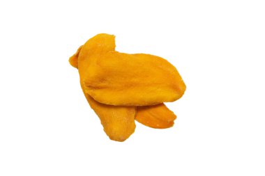 Beyaz arka planda izole edilmiş kuru, lezzetli mango dilimleri. Üst görünüm. 