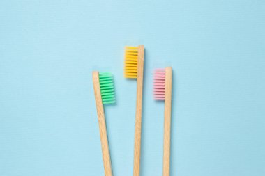 Mavi arka planda bambu diş fırçası. Üst görünüm. 