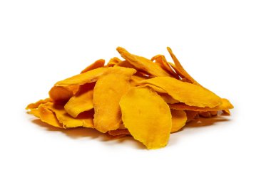 Beyaz arka planda izole edilmiş kuru, lezzetli mango dilimleri. Üst görünüm. 