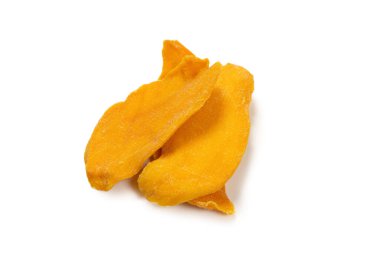 Beyaz arka planda izole edilmiş kuru, lezzetli mango dilimleri. Üst görünüm. 