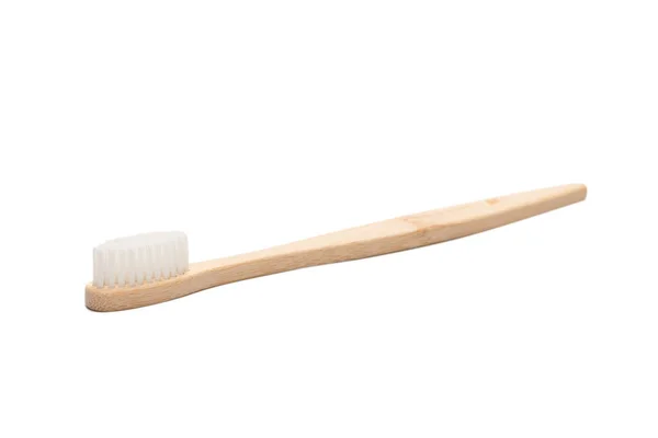 竹子牙刷隔离在白色的背景上 顶部视图 — 图库照片