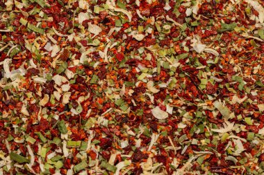 Çorba çeşnisi, kurutulmuş sebze dilimleri arka plan. Üst görünüm. 