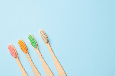 Mavi arka planda bambu diş fırçası. Üst görünüm. 