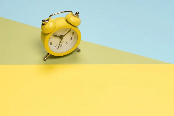 Желтый Будильник Желтом Синем Зеленом Фоне Принято Концепция Времени — стоковое фото