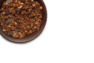 Fındıklı çikolata taneli mısır gevreği. Beyaz arka planda izole edilmiş. 