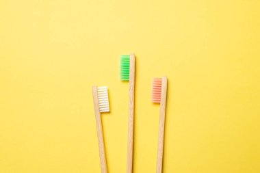 Mavi arka planda bambu diş fırçası. Üst görünüm. 