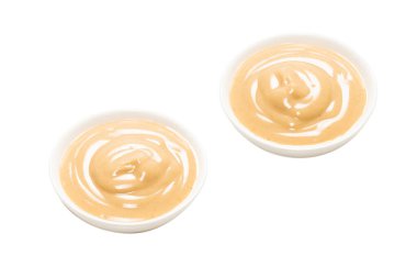 Beyaz arka planda izole edilmiş bir kasede mantar sosu. Üst görünüm. 