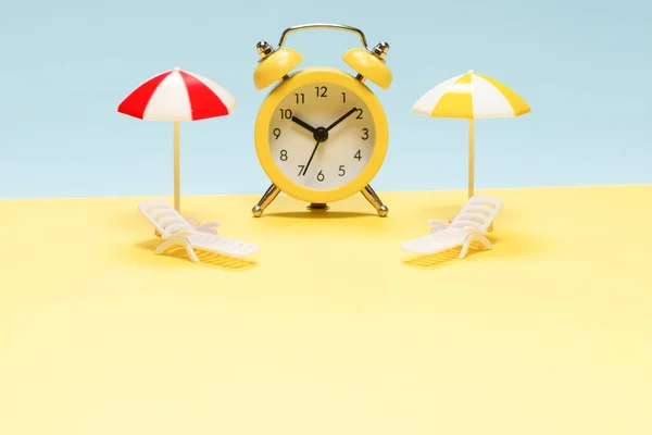 Tiempo Para Viajar Tumbona Paraguas Amarillo Despertador Sobre Fondo Amarillo — Foto de Stock