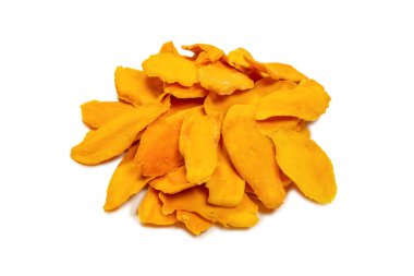 Beyaz arka planda izole edilmiş kuru, lezzetli mango dilimleri. Üst görünüm. 