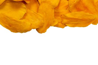 Beyaz arka planda izole edilmiş kuru, lezzetli mango dilimleri. Üst görünüm. 