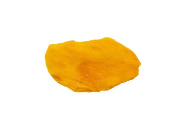 Beyaz arka planda izole edilmiş kuru, lezzetli mango dilimleri. Üst görünüm. 