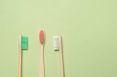 Yeşil arka planda bambu diş fırçası. Üst görünüm. 