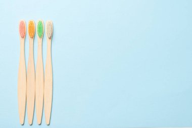 Mavi arka planda bambu diş fırçası. Üst görünüm. 