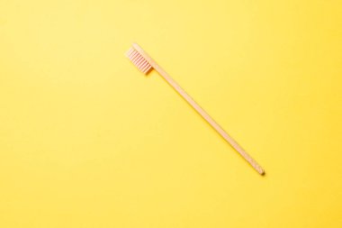 Mavi arka planda bambu diş fırçası. Üst görünüm. 