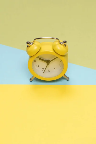 Gelber Wecker Auf Gelbem Blauem Und Grünem Hintergrund Kopierraum Zeitkonzept — Stockfoto