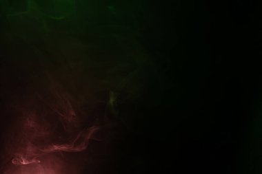 Siyah arka planda yeşil ve pembe buhar. Boşluğu kopyala.