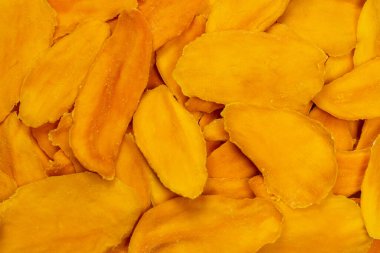 Arkaplan olarak kuru mango dilimleri. Üst görünüm. 