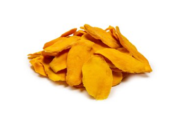 Beyaz arka planda izole edilmiş kuru, lezzetli mango dilimleri. Üst görünüm. 