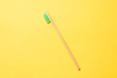 Mavi arka planda bambu diş fırçası. Üst görünüm. 