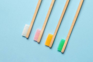 Mavi arka planda bambu diş fırçası. Üst görünüm. 