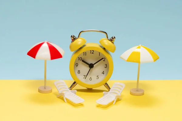 Time Travel Sun Lounger Yellow Umbrella Alarm Clock Yellow Blue — Stock Photo, Image