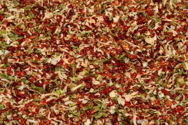 Çorba çeşnisi, kurutulmuş sebze dilimleri arka plan. Üst görünüm. 