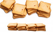 Lahodné plátky chleba izolované na bílém pozadí, horní pohled. 
