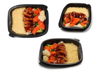 Konteynırda yemek hazır. Teriyaki soslu haşlanmış tavuk, haşlanmış havuç, lahana ve yulaf lapası. Beyaz bir arkaplanda izole edilmiş. 