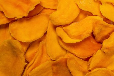 Beyaz arka planda izole edilmiş kuru, lezzetli mango dilimleri. Üst görünüm. 