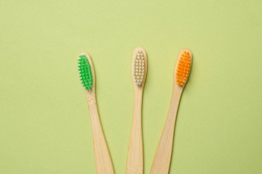 Yeşil arka planda bambu diş fırçası. Üst görünüm. 