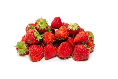 Çilekli. Beyaz arka planda izole edilmiş taze böğürtlen grubu. 