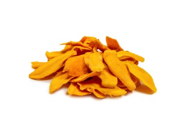 Beyaz arka planda izole edilmiş kuru, lezzetli mango dilimleri. Üst görünüm. 