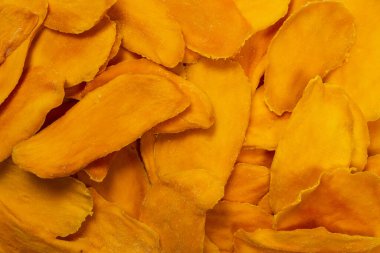 Beyaz arka planda izole edilmiş kuru, lezzetli mango dilimleri. Üst görünüm. 