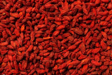 Kırmızı böğürtlen grubu beyaz arka planda izole edilmiş.. 