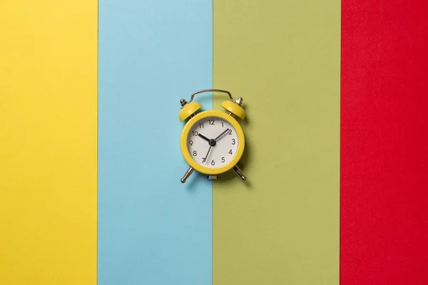 Relógio Alarme Amarelo Fundo Amarelo Azul Vermelho Verde Espaço Para — Fotografia de Stock
