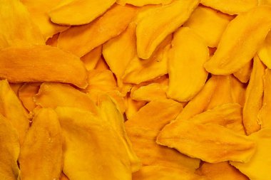 Arkaplan olarak kuru mango dilimleri. Üst görünüm. 