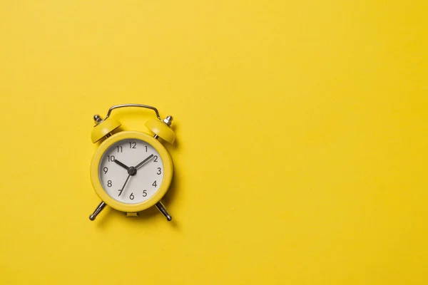 Relógio Alarme Amarelo Fundo Amarelo Espaço Para Cópia Conceito Tempo — Fotografia de Stock