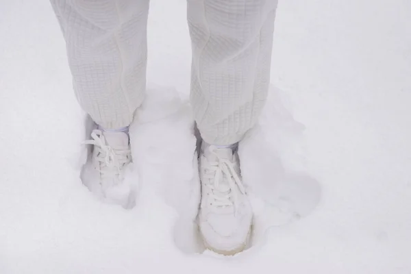 Mulher Calças Brancas Tênis Branco Fica Uma Neve — Fotografia de Stock