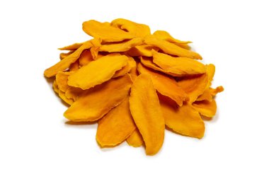 Beyaz arka planda izole edilmiş kuru, lezzetli mango dilimleri. Üst görünüm. 