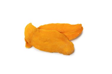 Beyaz arka planda izole edilmiş kuru, lezzetli mango dilimleri. Üst görünüm. 