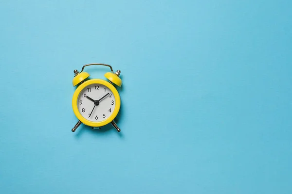 Relógio Alarme Amarelo Fundo Azul Espaço Para Cópia Conceito Tempo — Fotografia de Stock
